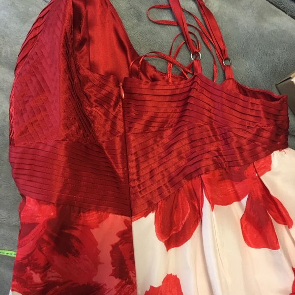 ā°last chanceā° Great Guess open back silk dress - Picture 7 of 8